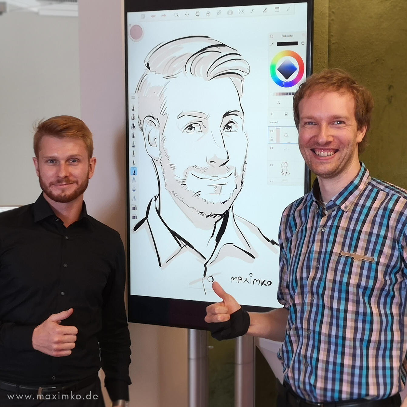 デジタル似顔絵ライブモニター中のお客様との記念写真 - 似顔絵師マキシム(Maxim)