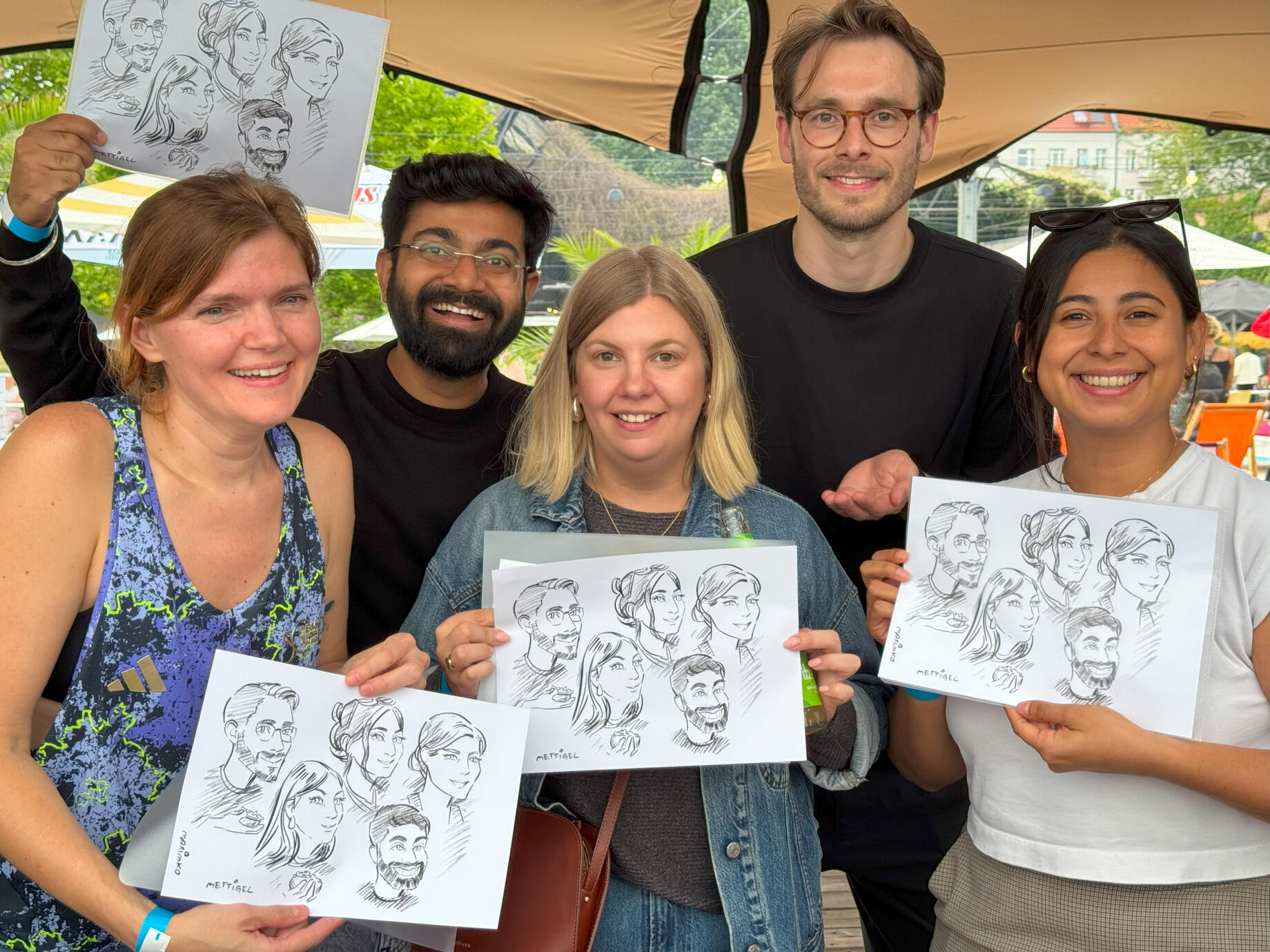 5名様のグループデジタル似顔絵と笑顔のゲスト - マキシム