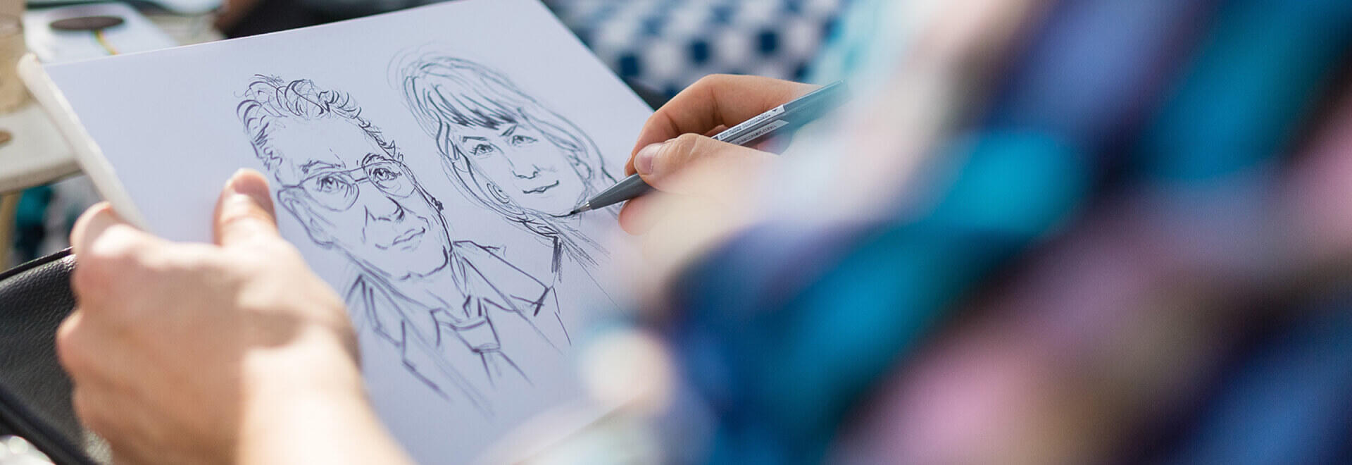 結婚式でのライブ似顔絵 結婚式でのライブ似顔絵:墨とペンで描く、二人の幸せな瞬間。